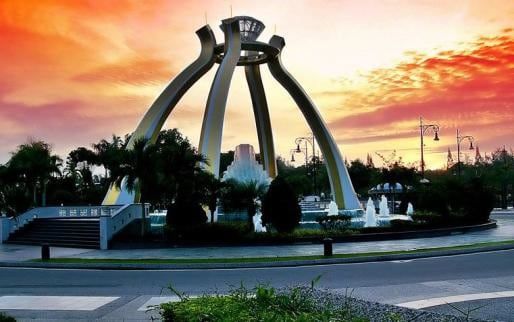 After dinner, you will be taken to the Jerudong Park for the alluring musical fountain.