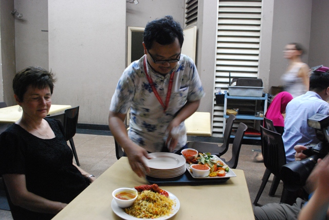 Betel Box Tour’s guide explaining local hawker food to tourists