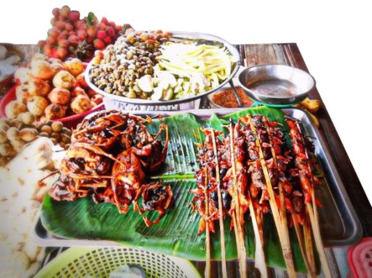 Street food in Phnom Penh, Cambodia. Image © Ministry of Tourism Cambodia, used with permission.