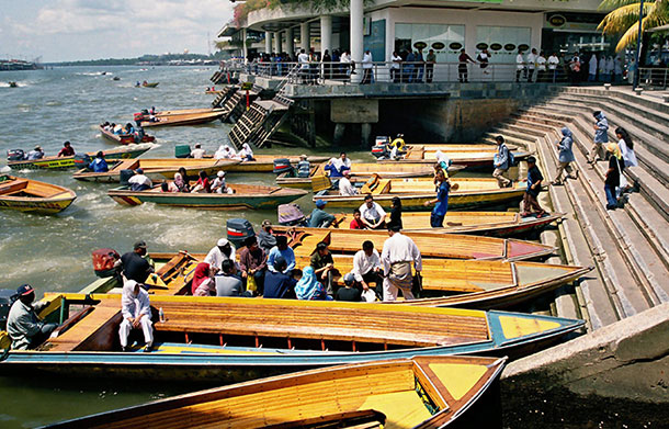 Water taxies at the Jetty in Bandar Seri Begawan. Image courtesy of Brunei Tourism.