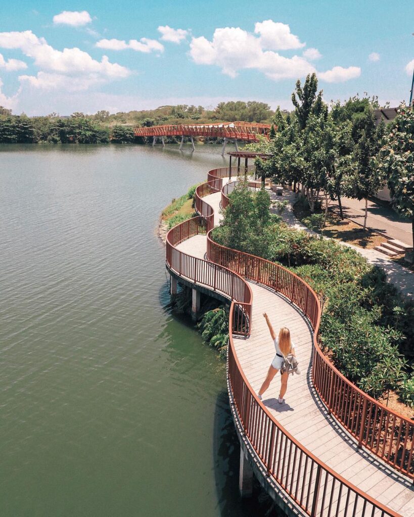 With many bridges scattered throughout the park, you can take in some of the waterway’s most beautiful sceneries.