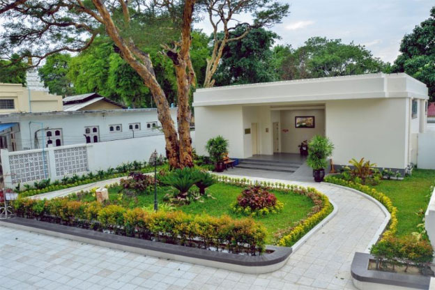 Maha Myat Mu Ni Pagoda Public Toilet, Myanmar